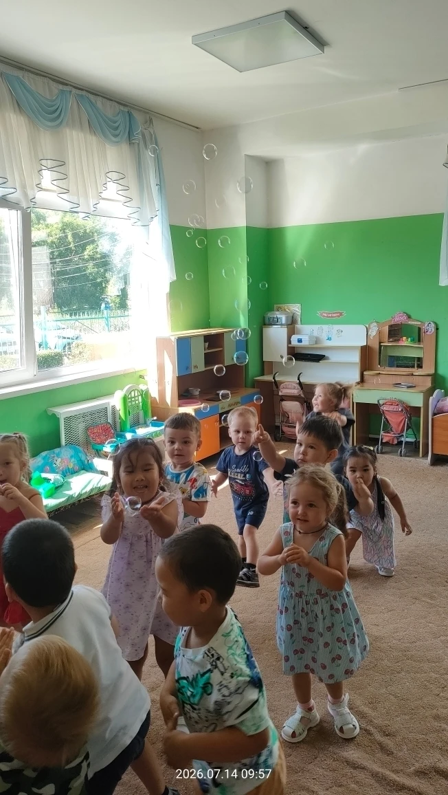 Весёлое рисование пузырями
В первой младшей группе №3 «Непоседы» прошло необычное занятие по рисован