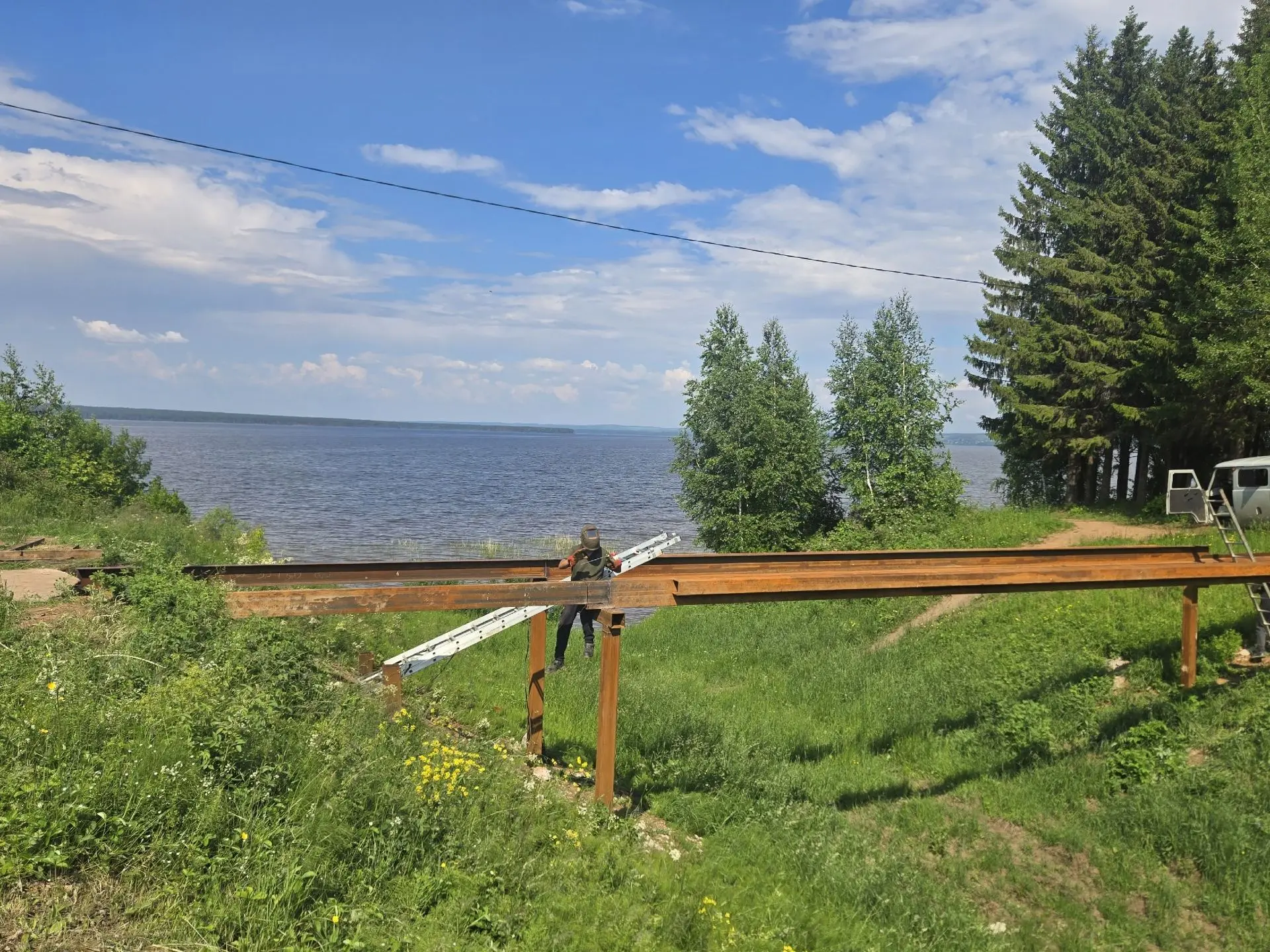 В городском парке через овраг у профилактория строят мост