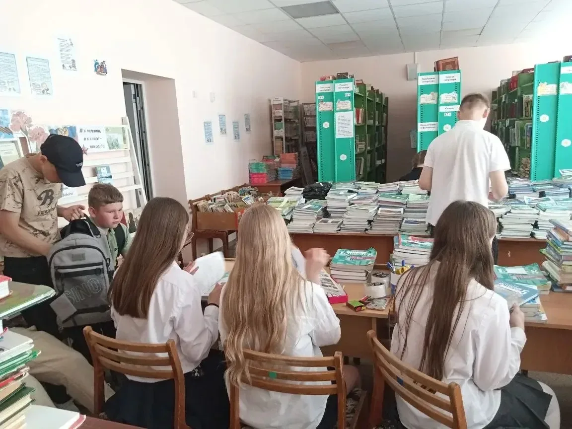 Маленькие руки — большая помощь! 📚❤️