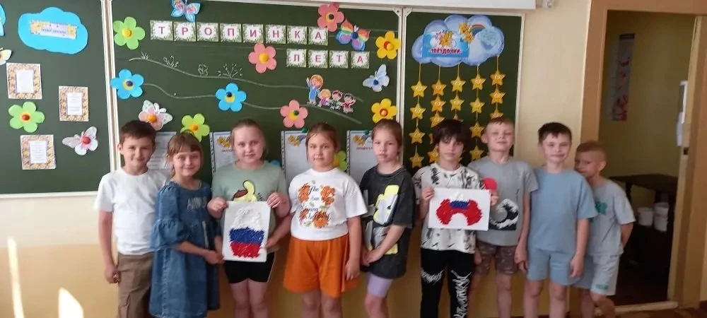 Сегодня, 10 июня, в детском пришкольном лагере "Солнышко" день творчества. 🎨 Дети, вместе с препода