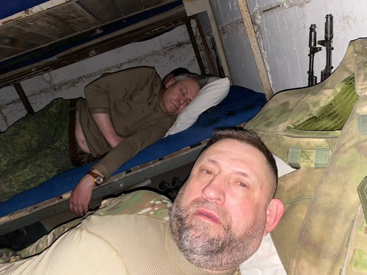 Я уж не помню где сфотался, в одной из землянок ДНР, где тормознул на ночевку. Это год ...