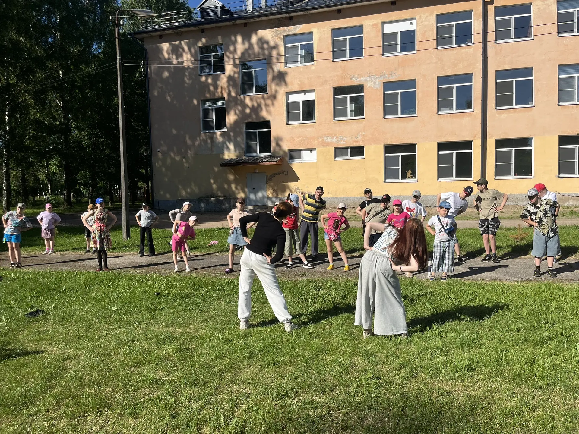 С добрым утром, «Радуга»! ☀️ Наш день в пришкольном лагере снова начинается с бодрой зарядки под вес
