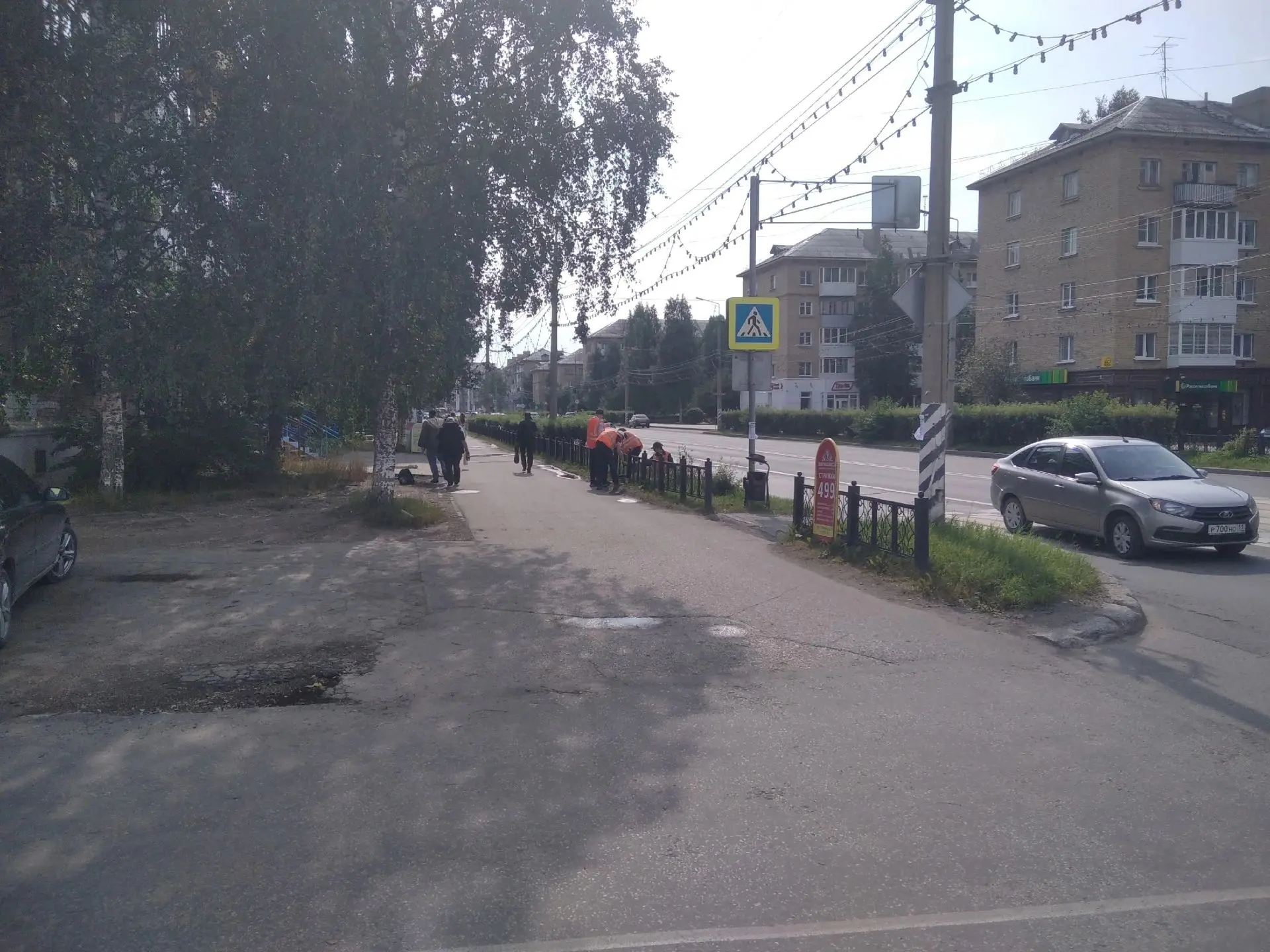 «Спецавтодор» в ежедневном формате проводит работы по благоустройству Ухты.
Сегодня вручную убирают 