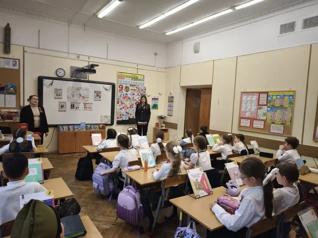 🎗️ Подготовка ко Дню Победы в 1 «А» классе  В преддверии Дня Победы ученики 1 «А» класса приняли уча