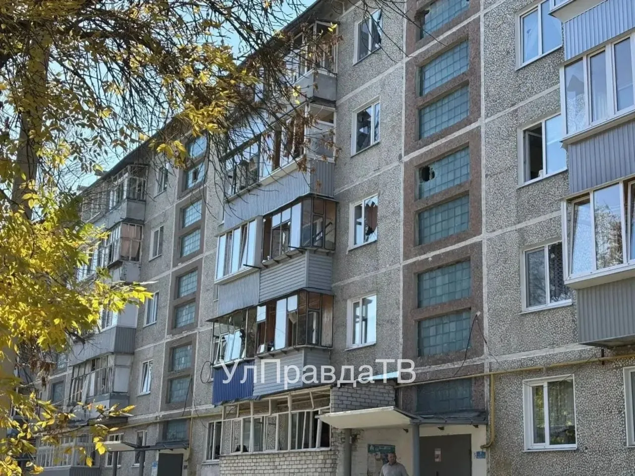 Поврежденный дом на улице Розы Люксембург. На месте работают спецслужбы.
