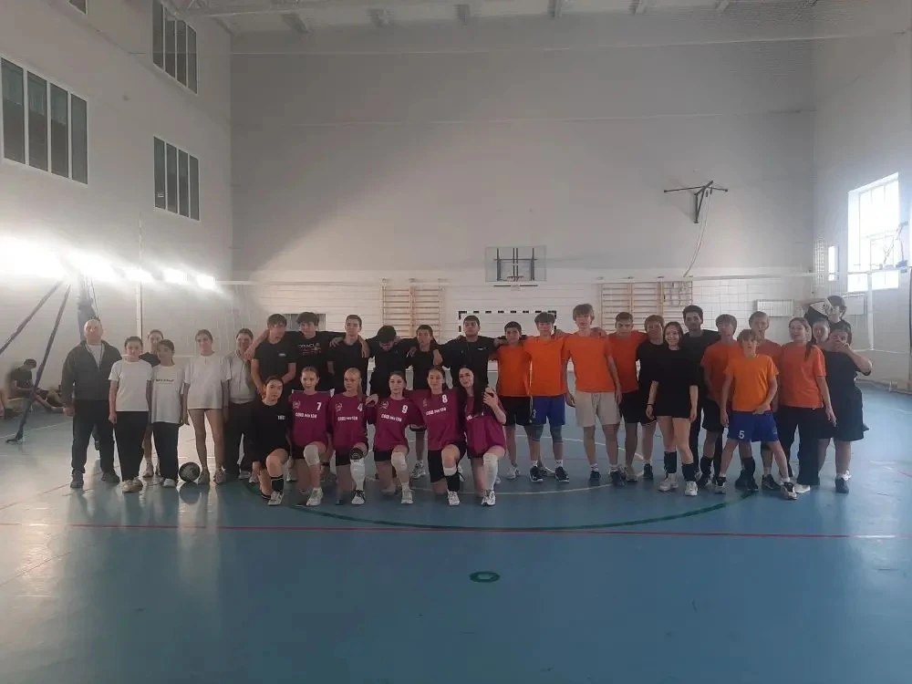 ПОБЕДА🏆🏐   5 мая состоялся товарищеский матч по волейболу среди команд МАОУ СОШ №138, МАОУ СОШ №221 