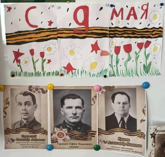 Ученики 3В класса с гордостью приняли участие в акции «Бессмертный полк». В руках — портреты родных,