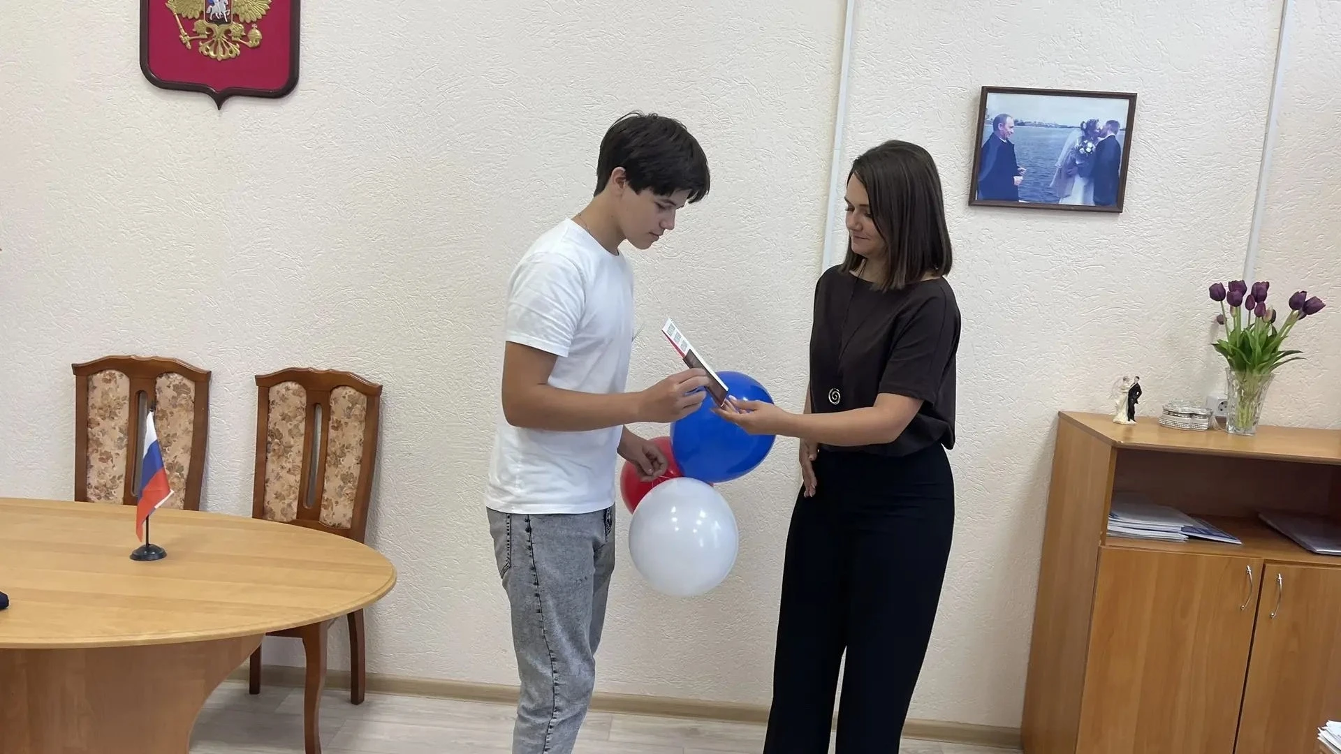 🇷🇺Торжественное вручение паспорта ученику школы села Вьюнки.
