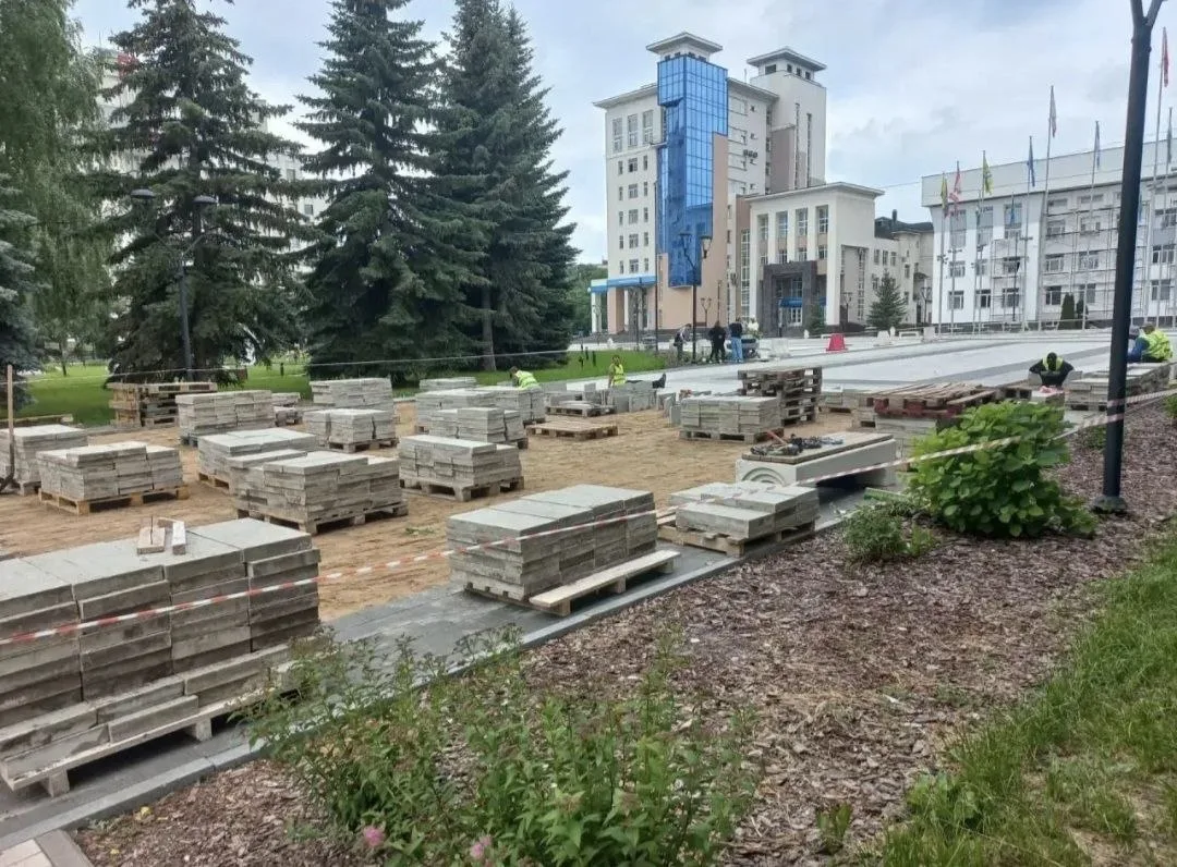 🧱 На площади Дрыгина в Вологде начали перекладывать плитку.

Площадь после реконструкции открыли ос