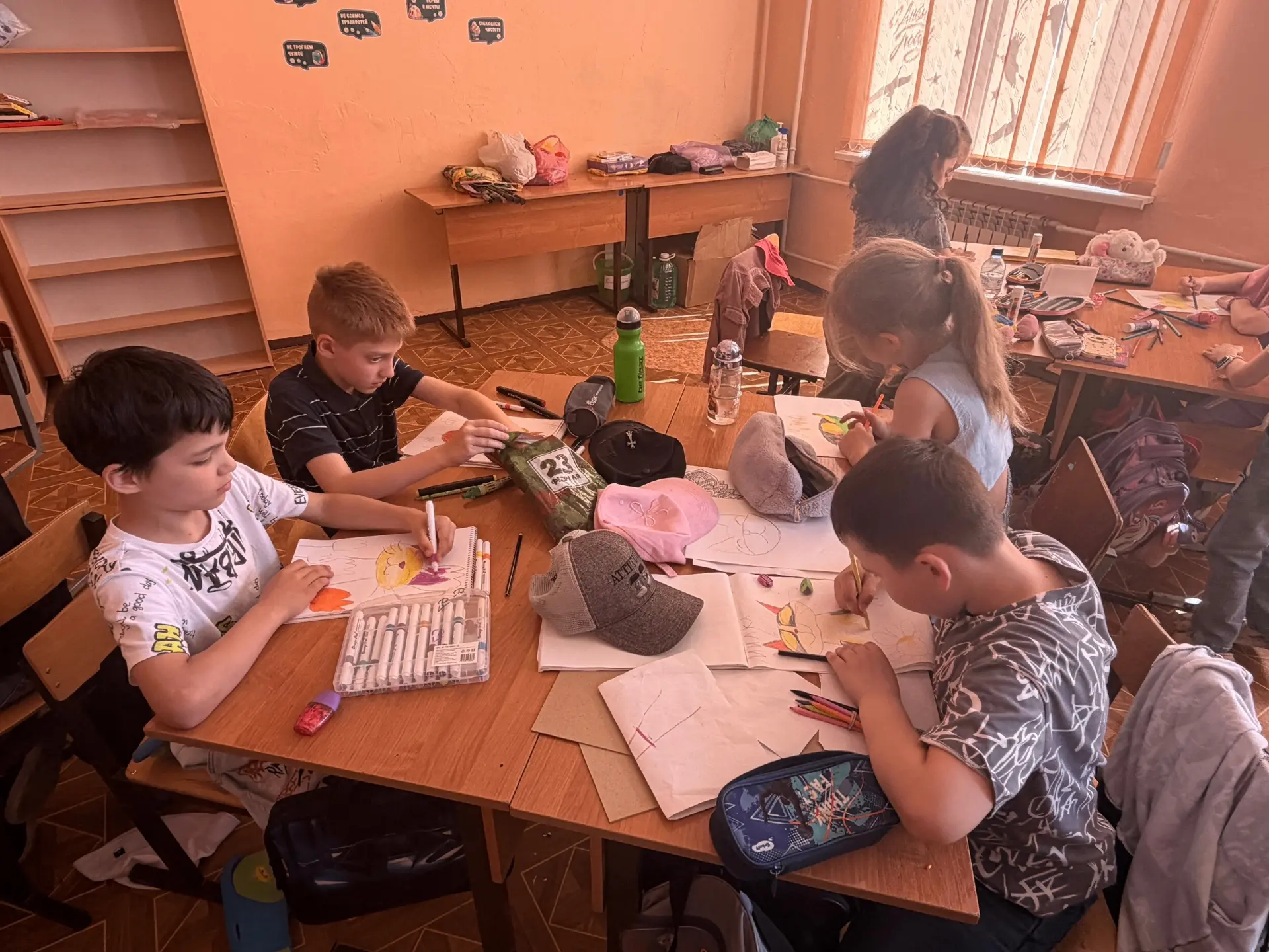 День творчества в нашем лагере прошёл на ура!

Сегодня ребята из 1 и 2 отрядов погрузились в атмосфе