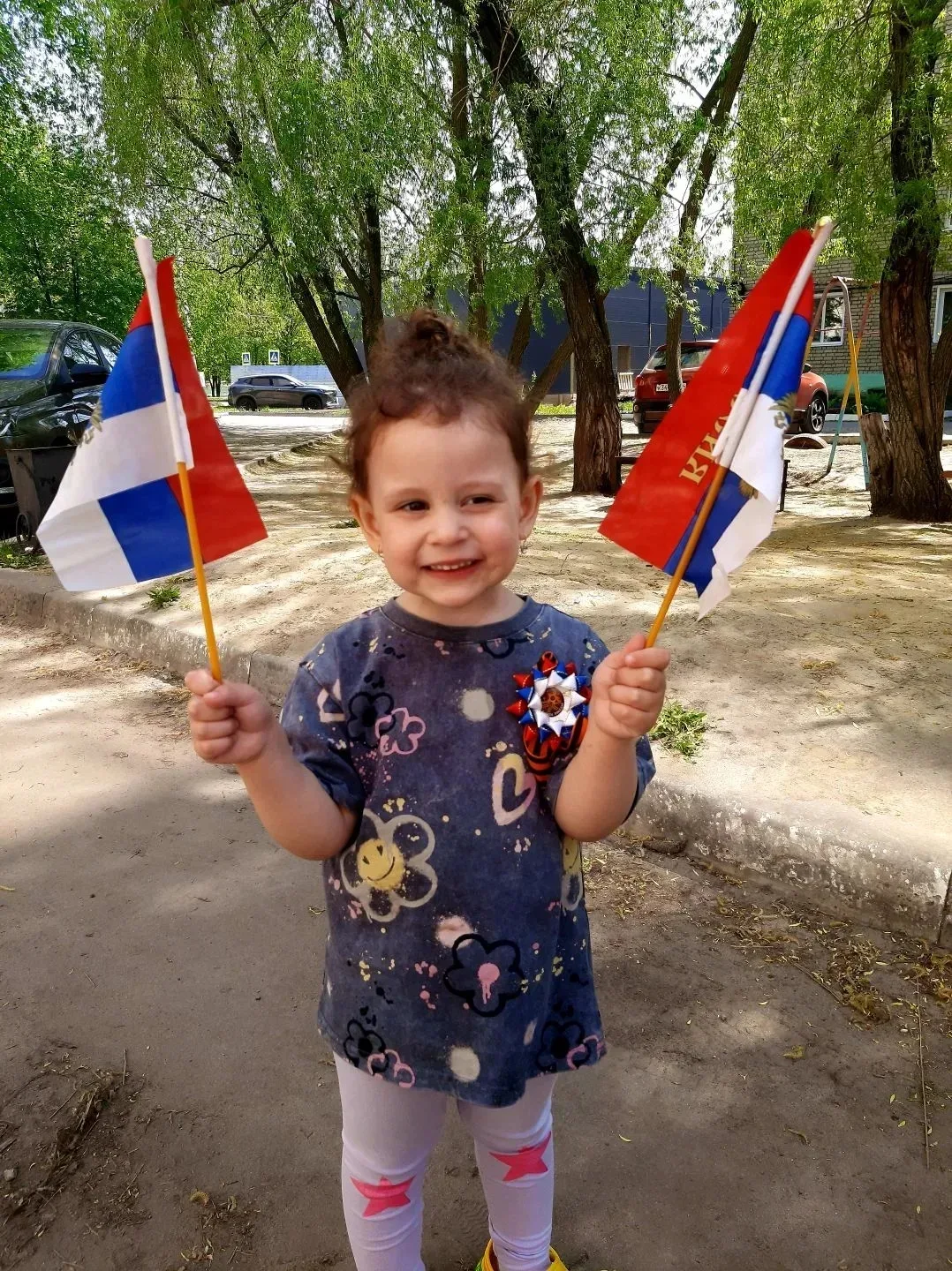 Хсини Эмилия, воспитанница группы "Рябинка" принимает участие в акции «Флаги России»