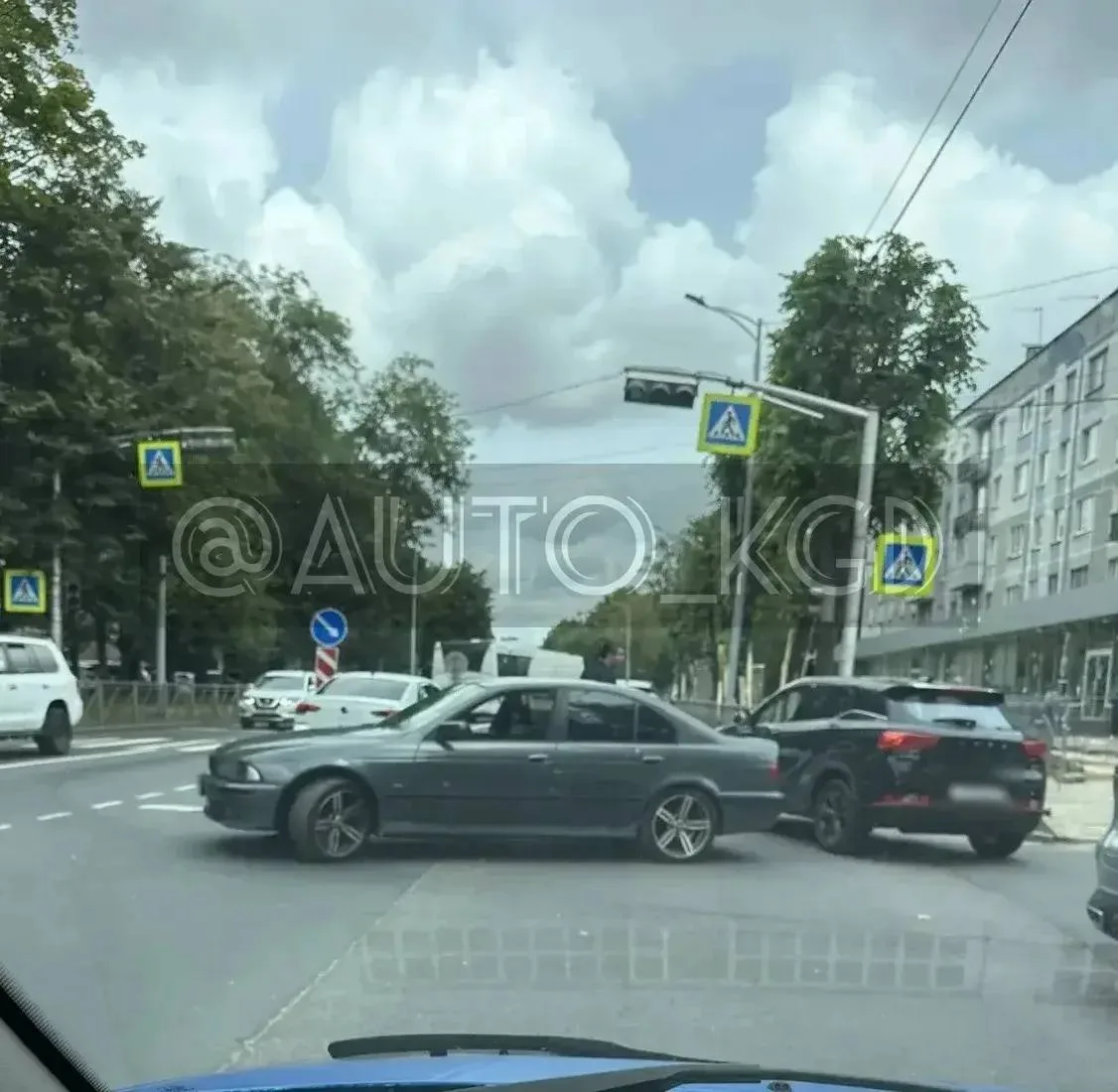 Еще двое раскорячились на Невского в районе Туриста.