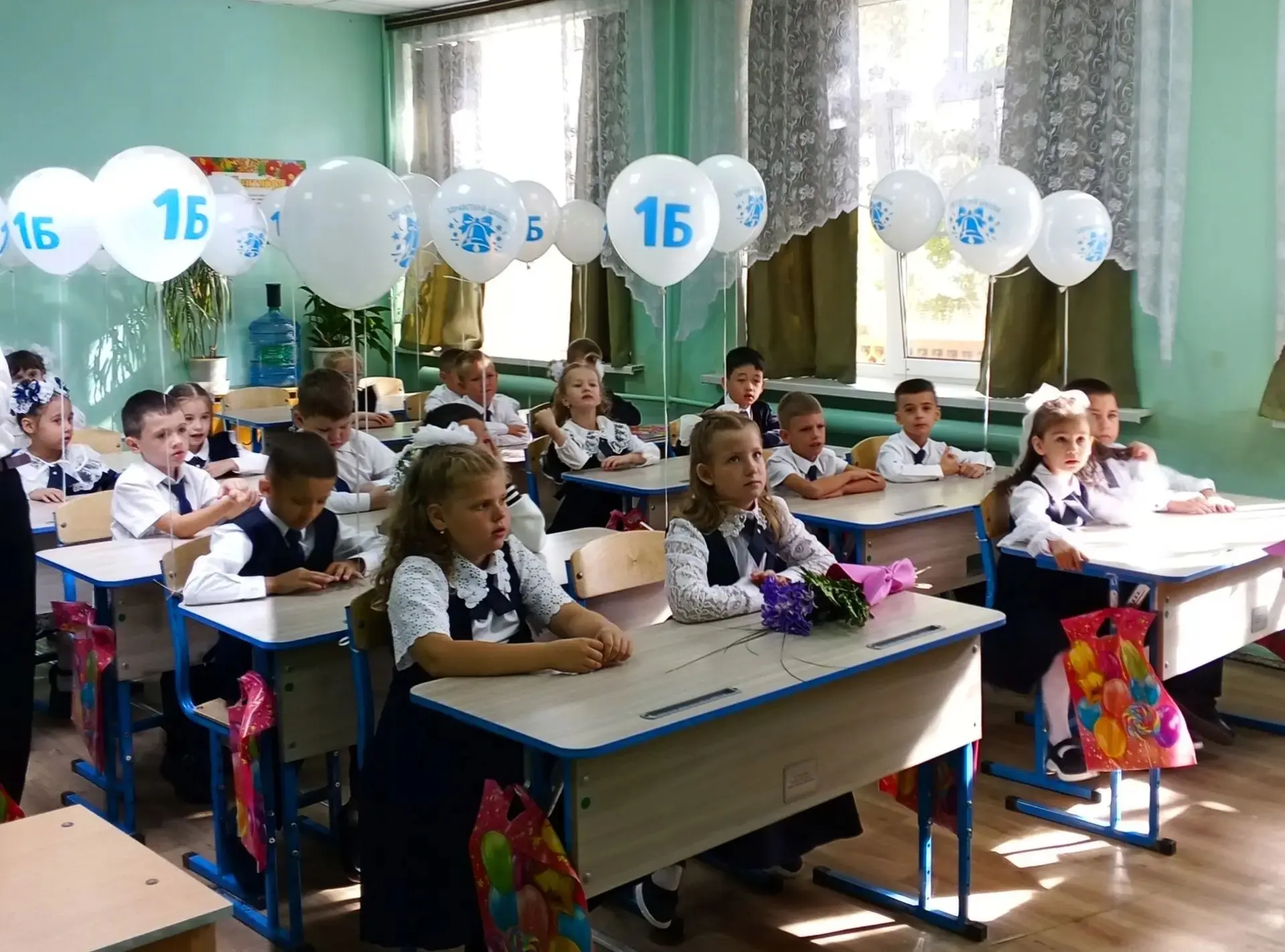 В День знаний, 1 сентября, сотрудники Госавтоинспекции, МЧС и представители Общественно...