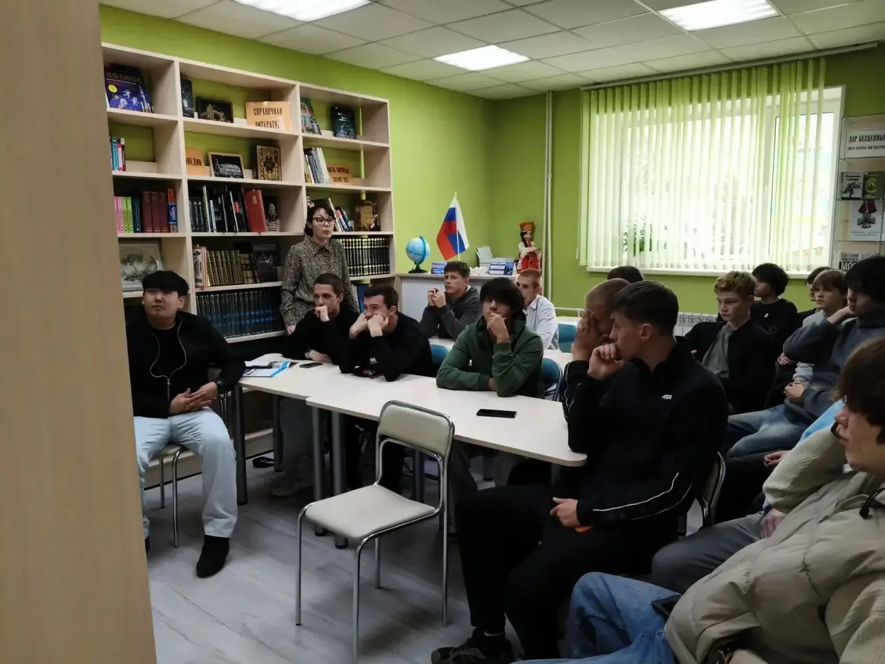 🕯️ Помнить, чтобы жить: в библиотеке посёлка Стекольный почтили память героев Второй м...
