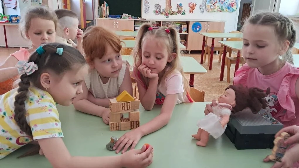 Сказка Ш. Перро " Красная Шапочка"
Сегодня ребята 8 группы играли в сказку. Мы вспоминали сказку Ш. 
