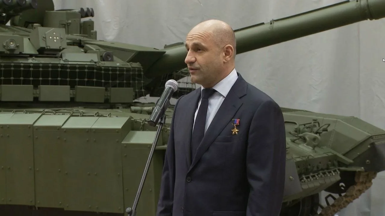 Танк Т-90М с комплексом активной защиты "Арена" на "Уралвагонзаводе".

МAX|Наш сайт