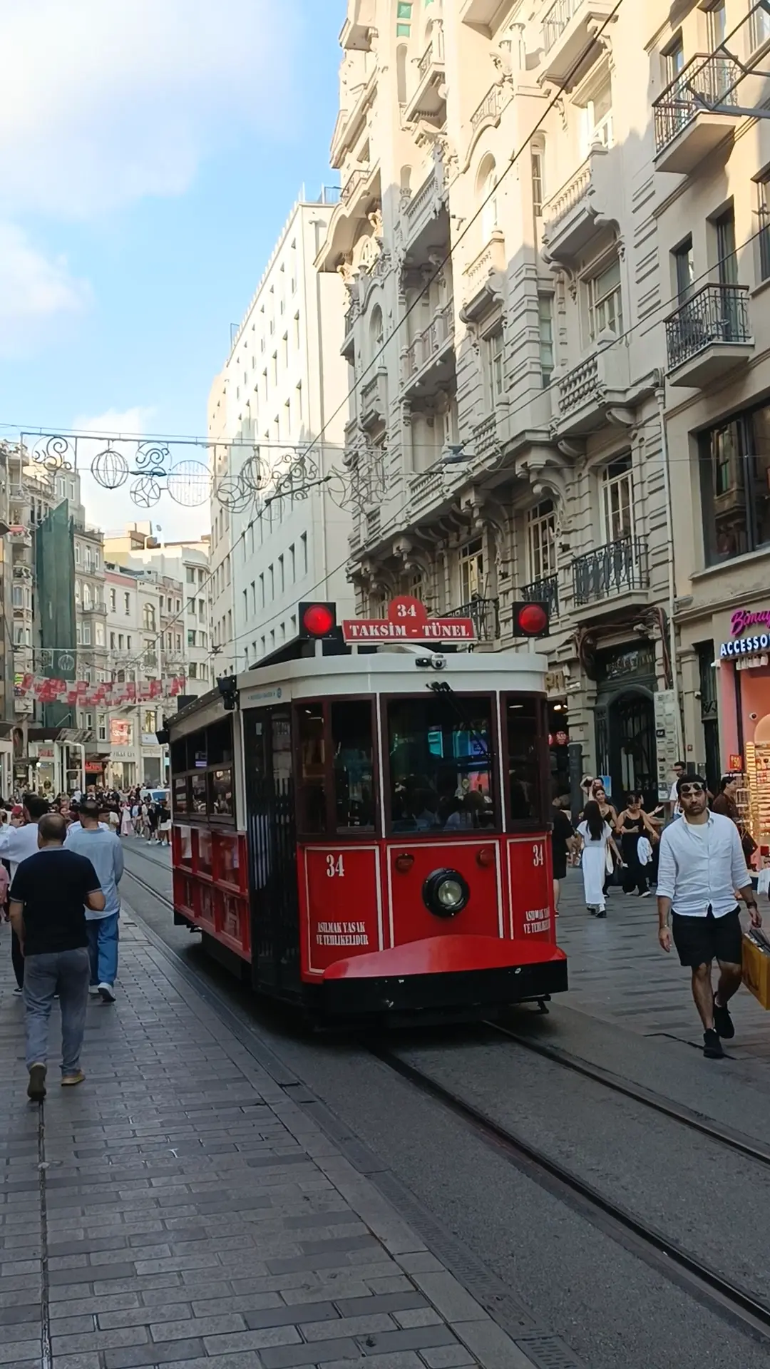 🚋Встречайте легенду и, пожалуй, главный символ Стамбула — Ностальгический трамвай (Nos...