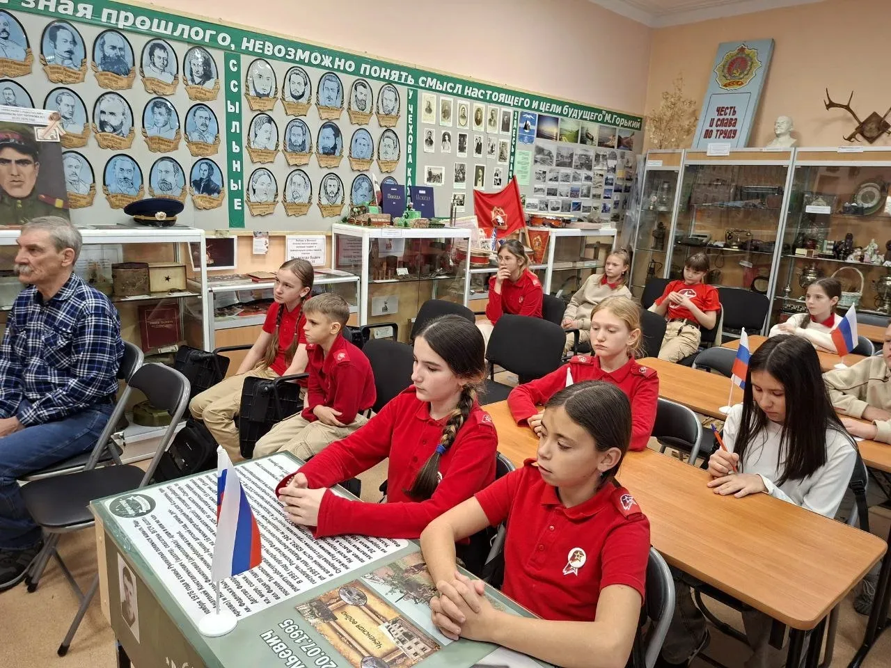 День Конституции Российской Федерации- государственный праздник.   В этот день Александровск-Сахалин