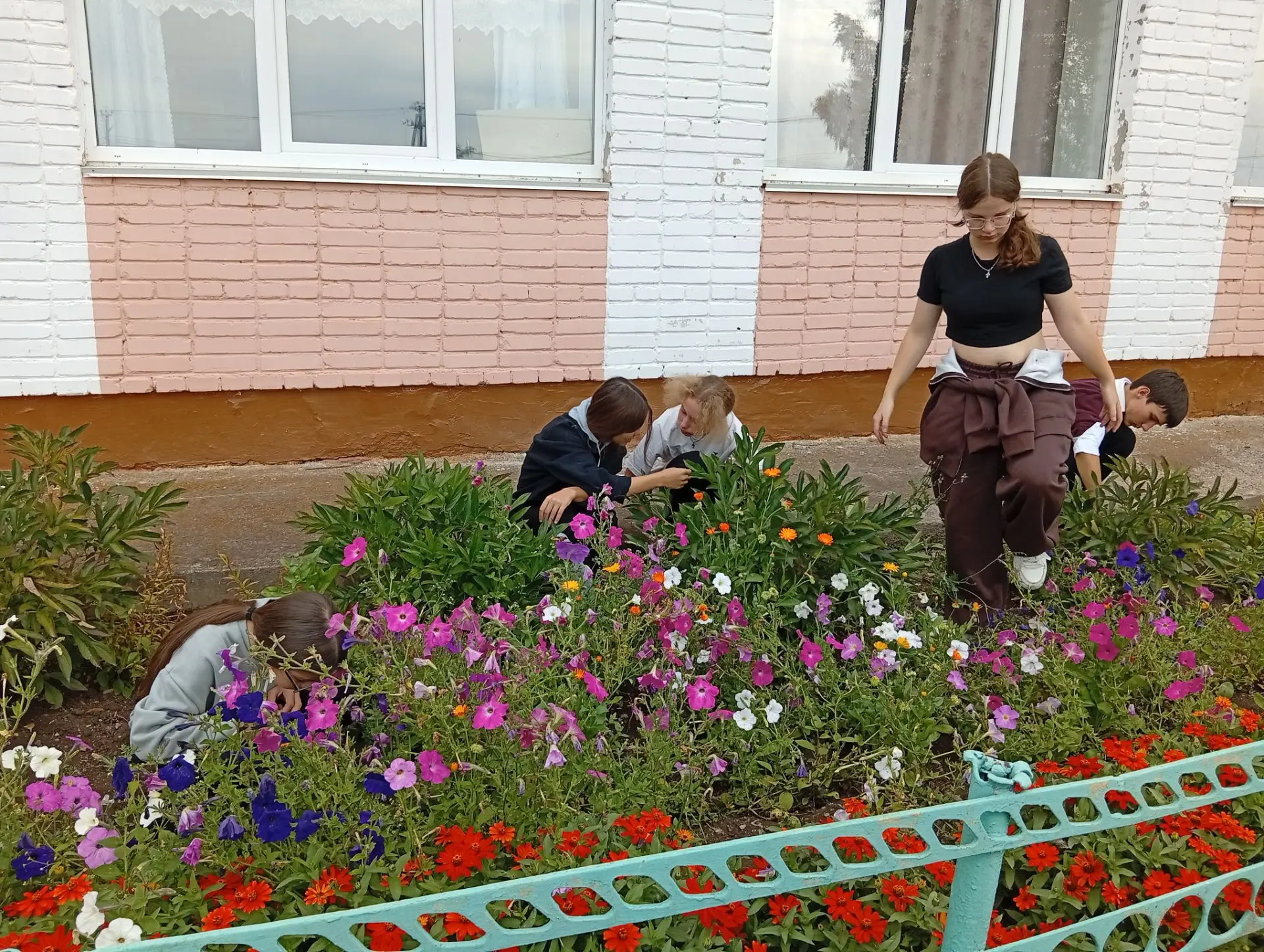 В рамках трудового воспитания и подготовки участка к зиме, сегодня в нашей школе на при...