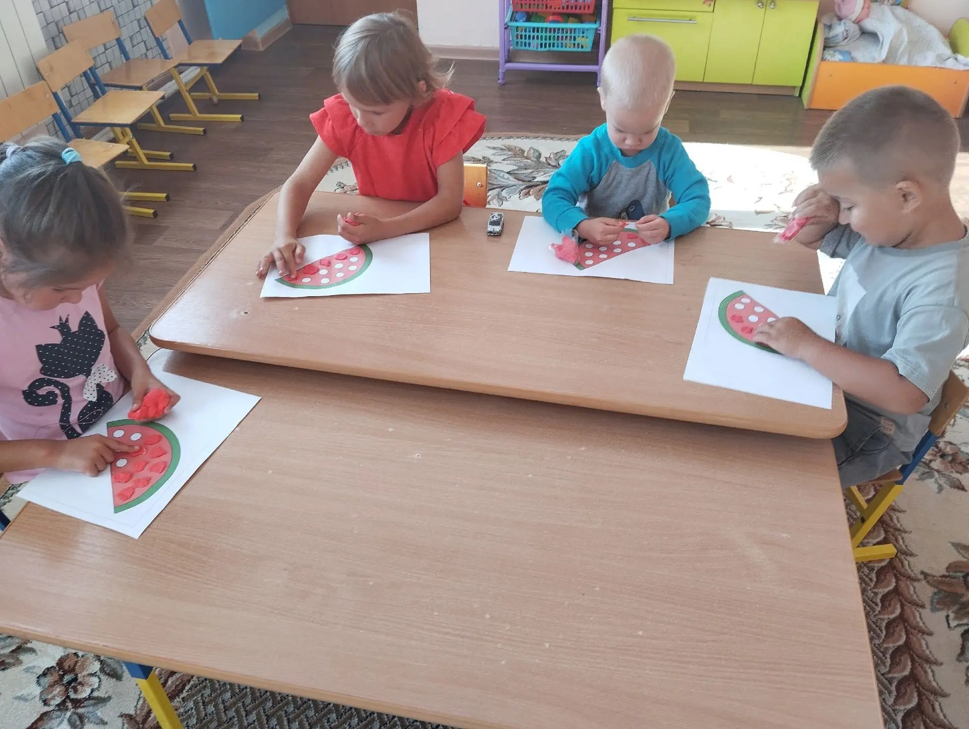 🎨 Сегодня мы с ребятами создавали творческую аппликацию — арбуз!