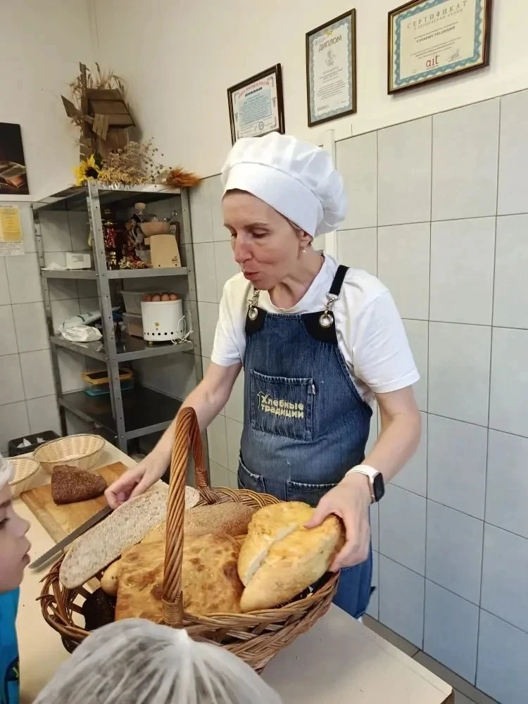 🍞 Секреты хлебного дела: ученики 2 «Э» класса побывали на экскурсии в пекарне  В рамках изучения тра