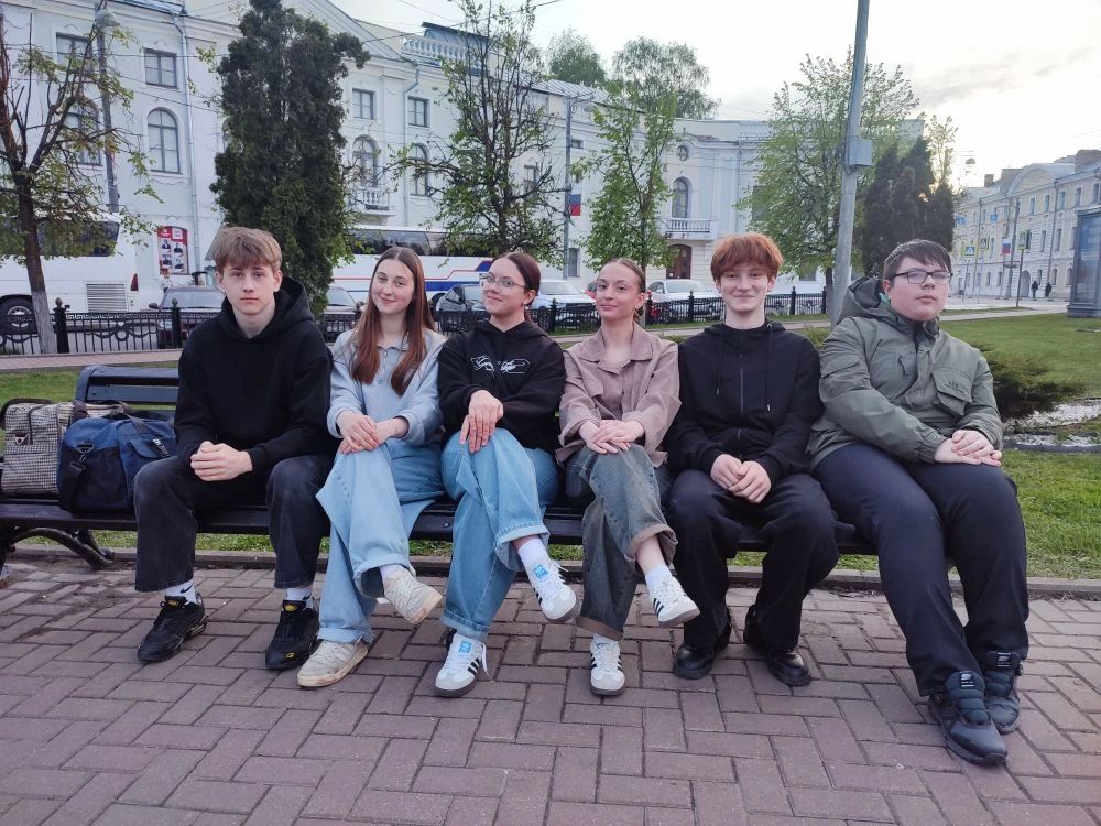 Принять условия игры и сдаться или бороться до последнего, отдать всё за своё благополу...