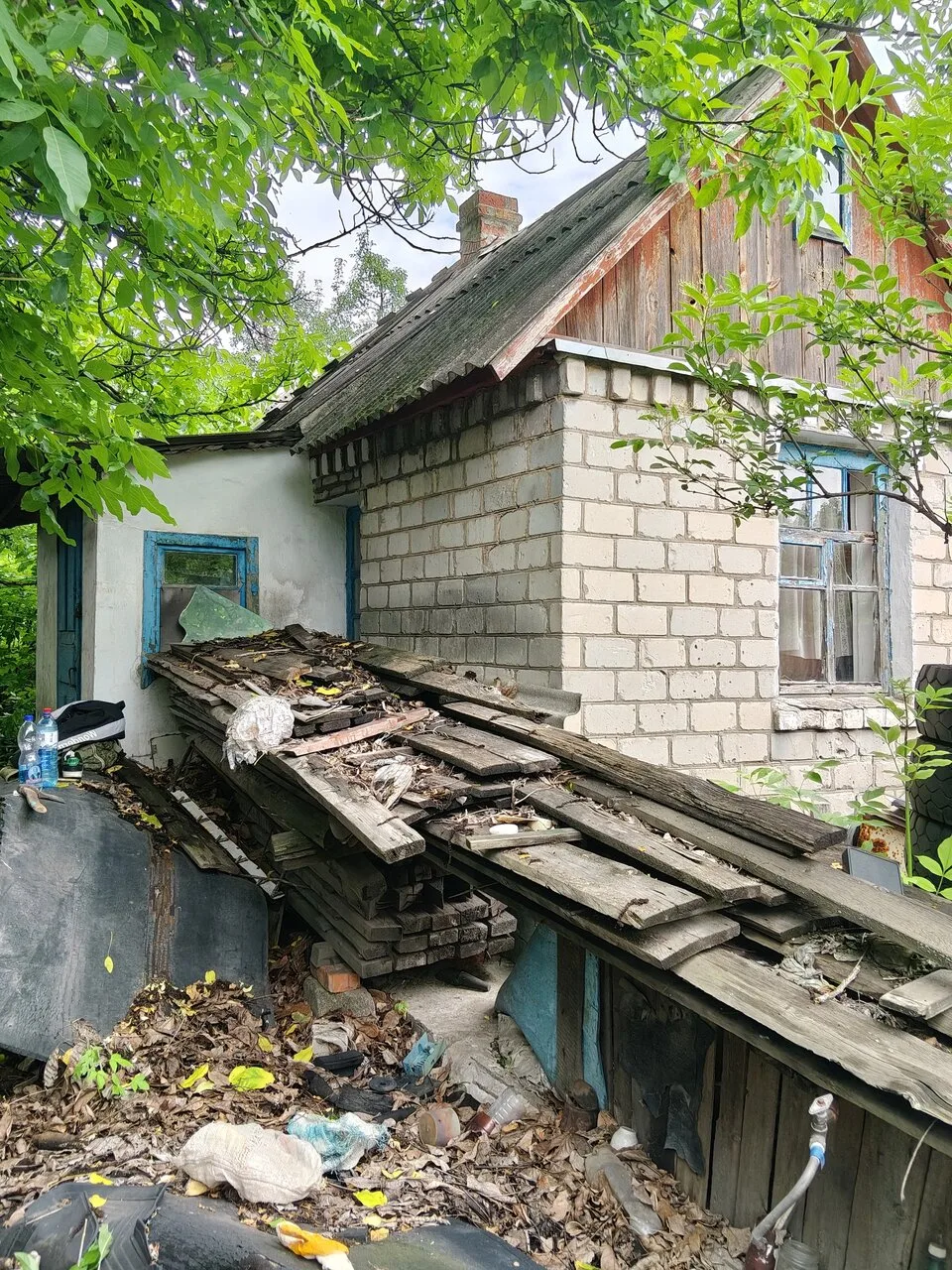 Продам 1/2 часть дома с большим флигелем , хозпостройками и огородом в ЦГР. Печное отоп...
