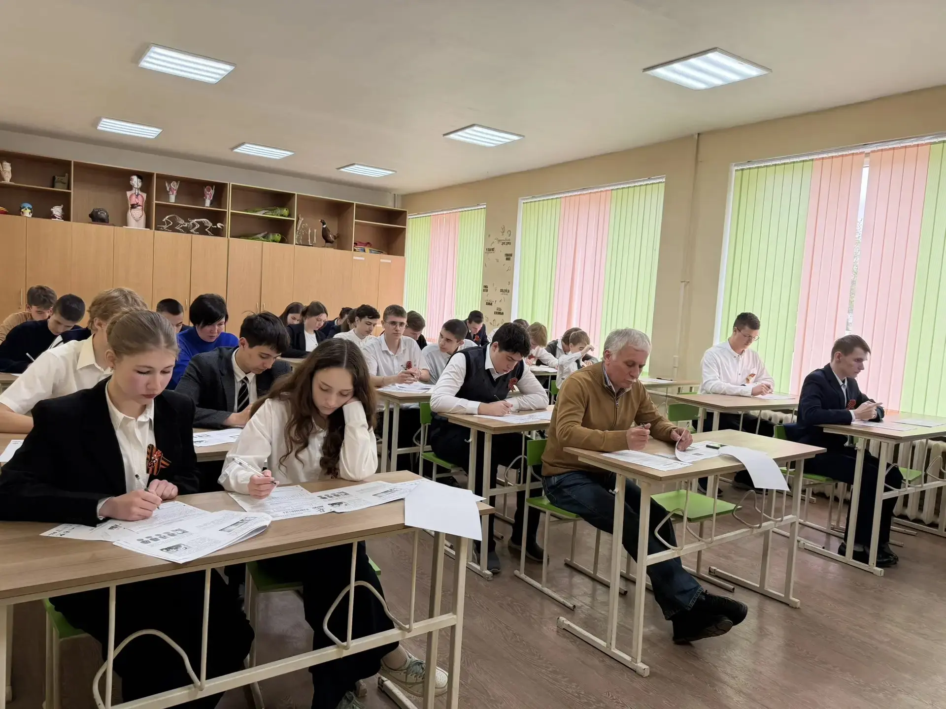 🕊 24 апреля наш лицей присоединился к миллионам людей по всему миру, чтобы почтить память героев и п