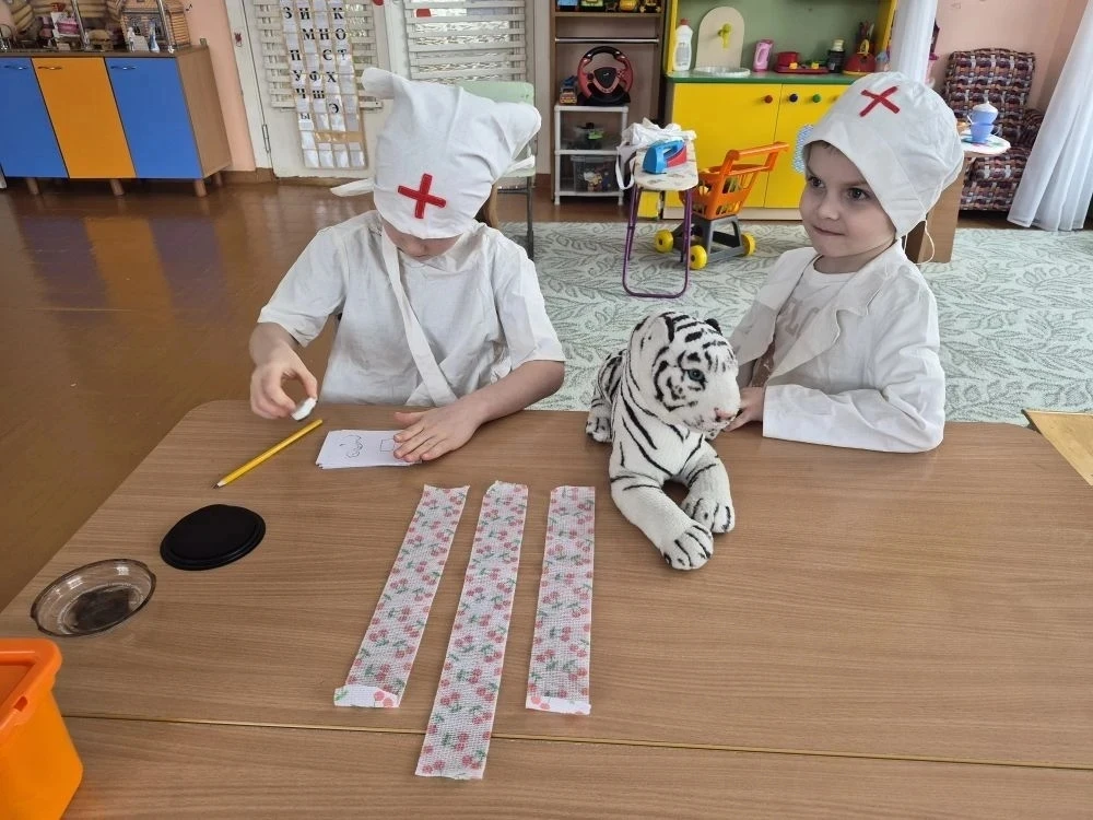 Сюжетно - ролевая игра - это ведущая деятельность в дошкольном возрасте. Так, ребята ст...
