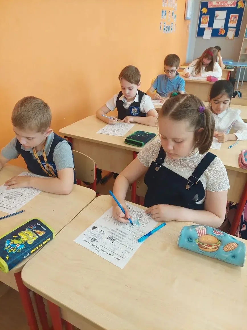 📌Солнечное утро понедельника для обучающихся Глебовской школы началось с традиционной торжественной 