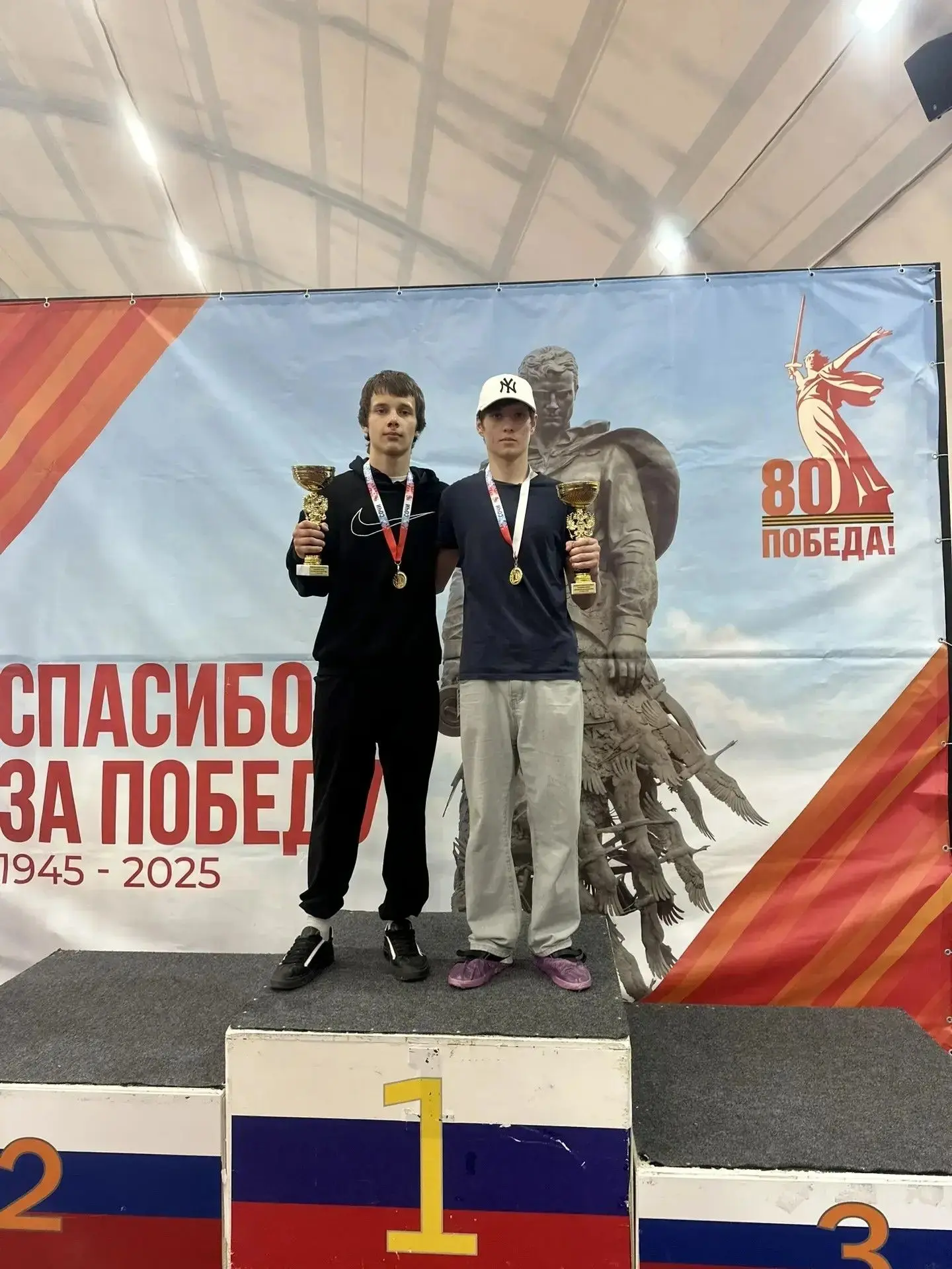 В городе Сочи состоялось первенство города по боксу среди юношей (15-16лет)и юниоров(17...