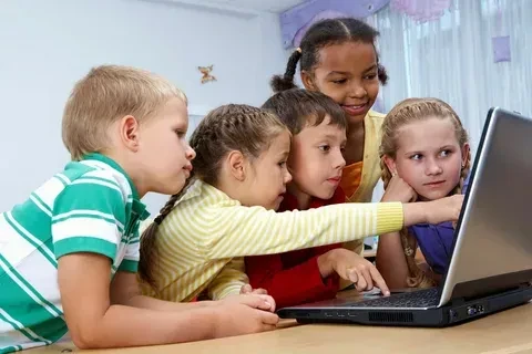 в преддвериях летнего периода для всех учеников 7–16 лет открыты бесплатные курсы прогр...