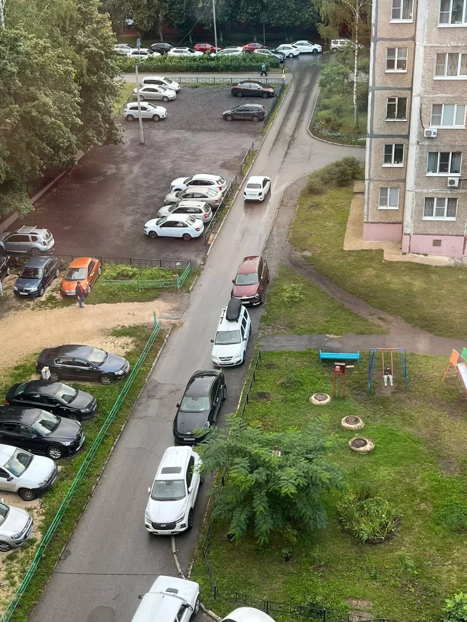 У школы на Московской снова дорожный хаос  С началом занятий здесь каждый раз одна и та же картина —