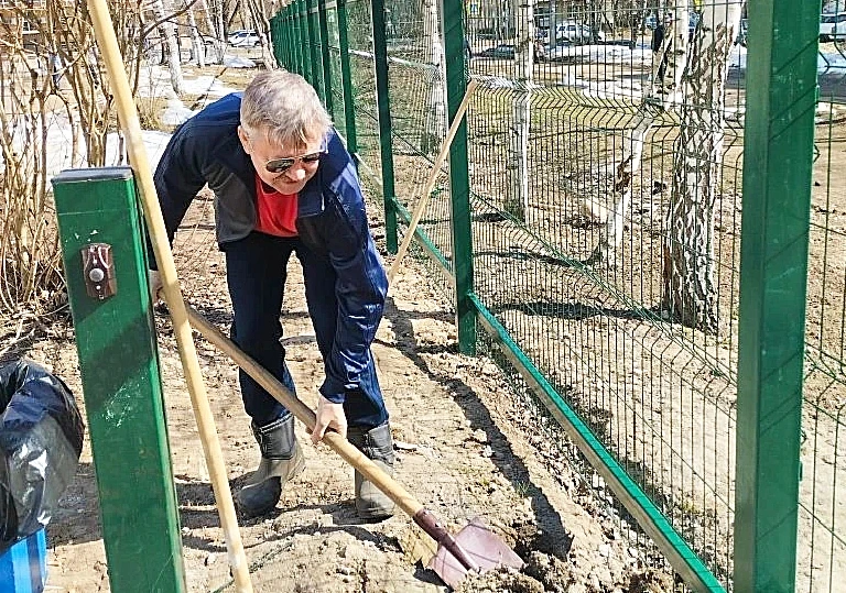 🌳🏣🧹В заботе о школе: субботники  Я верю в одно: если мы любим, мы заботимся. И эту заботу видно нево