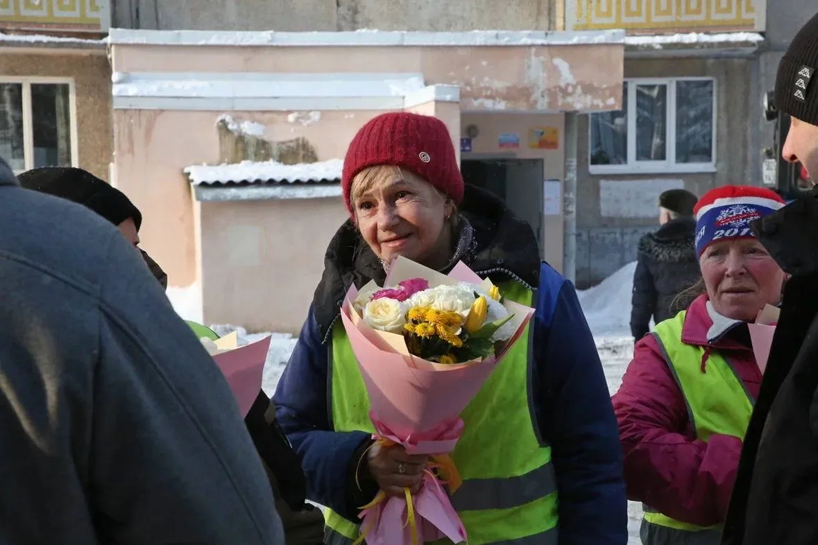 Сегодня выходной, но для этих прекрасных женщин работа не прекращается. Пока город отдыхает, они на 