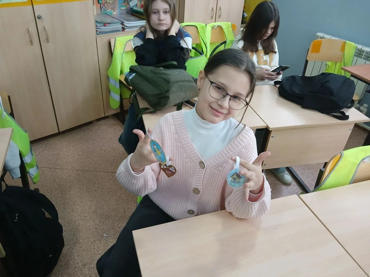 🚦 Ученики 5д класса участвуют в 1 этапе городской акции "Жизнь - важнее скорости!"  Ребята изготовил
