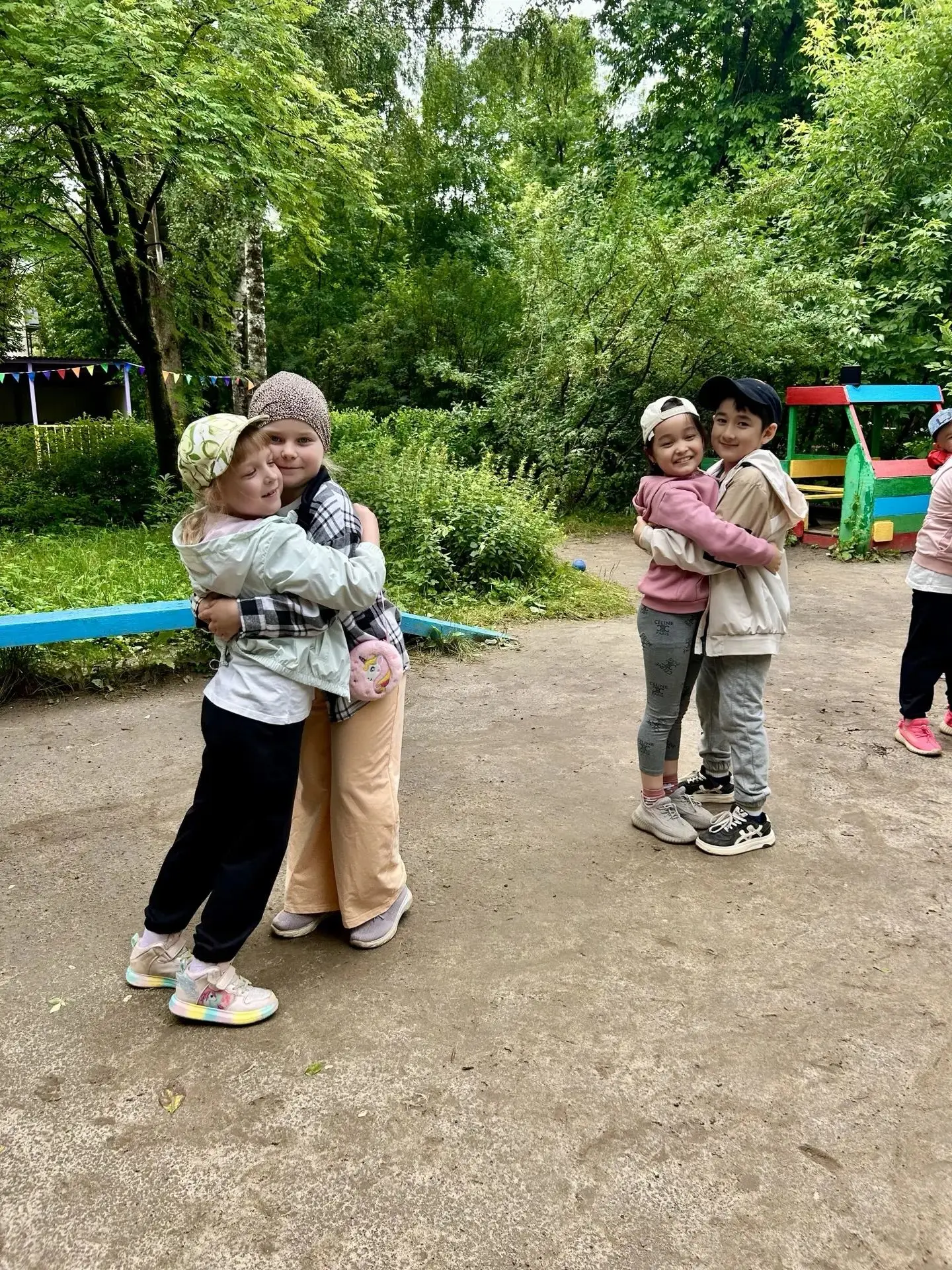 Сегодня в группе «Дружные пчёлки»🐝 — день друзей! Собравшись в кружок, словно в уютном улье🏠, ребя