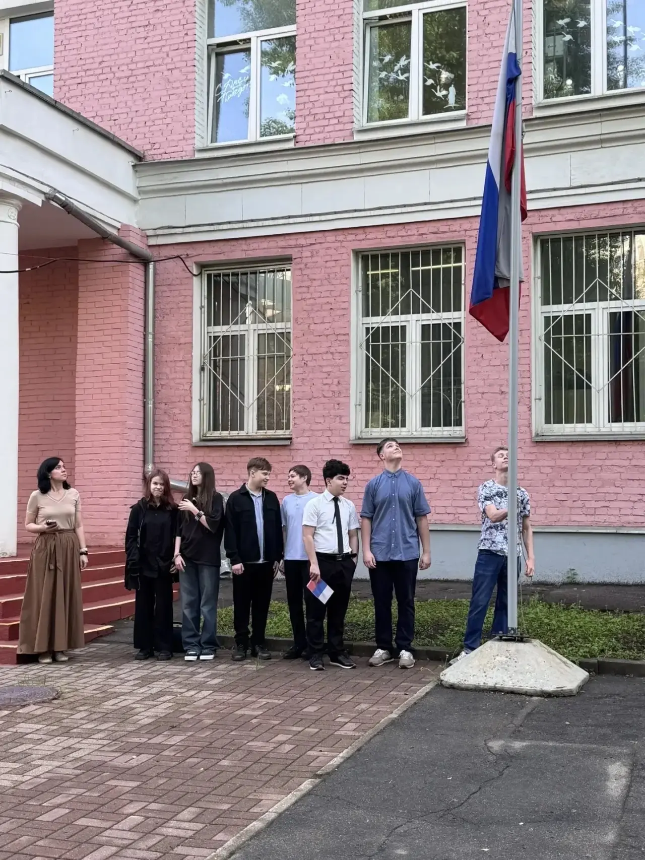 🇷🇺Утро понедельника встретило наших ребят по-настоящему летней погодой  А традиционная церемония под