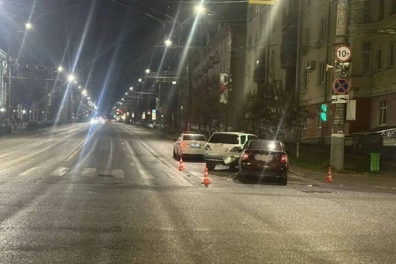⚠️ В Ижевске пьяный водитель Lexus врезался в Lada Priora на ул. Советской