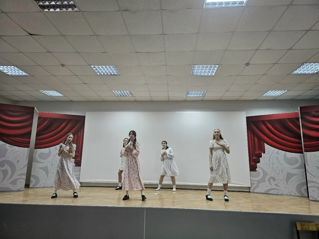 🌸81-я весна ожила в звуках 🎶  💥 В преддверии священного праздника старшеклассники нашей школы устрои