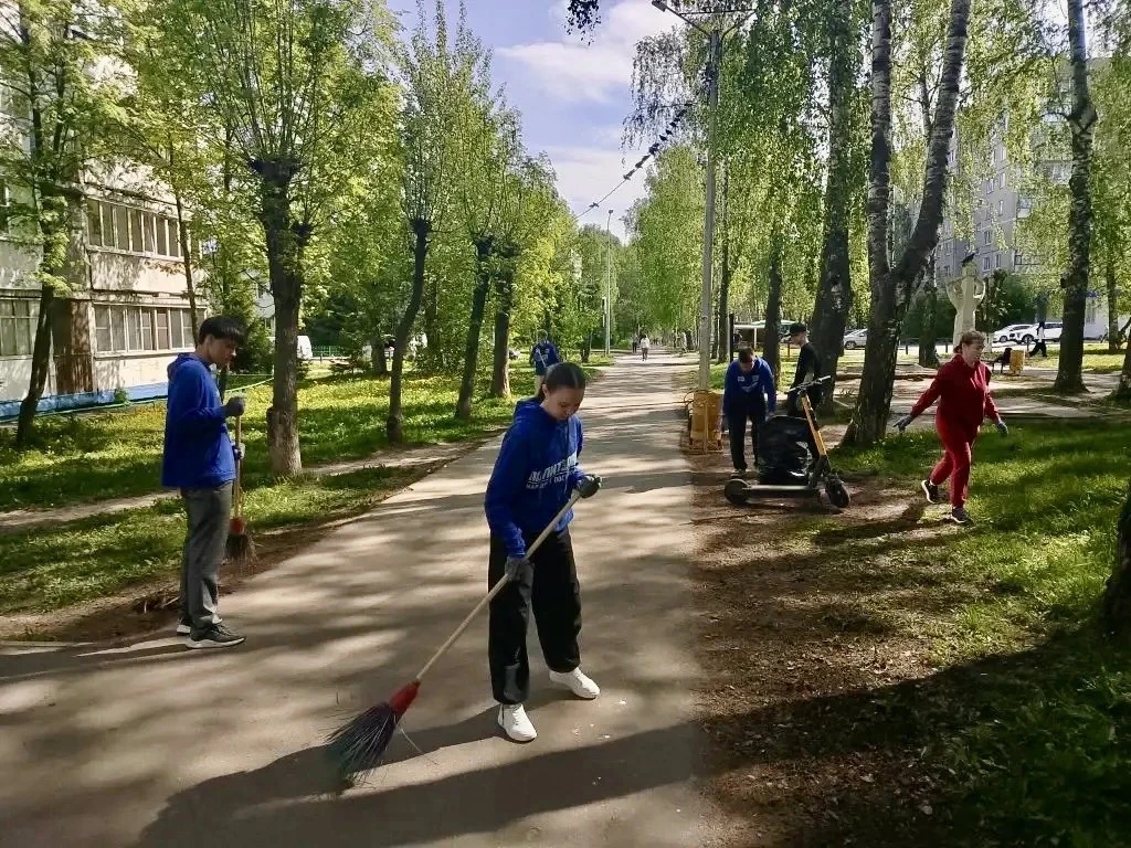 В Чебоксарах на Аллее искусств состоялся субботник   Субботник объединил самых неравнодушных жителей