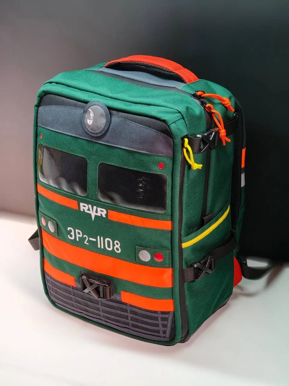 Сибирский бренд yarbag разбивает сердечки всем, кто в детстве мечтал стать машинистом поезда.   Кома