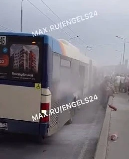 Жуткий инцидент на мосту Саратов-Энгельс: утром 27 июля запылал автобус 284-го маршрута. 

Однако па