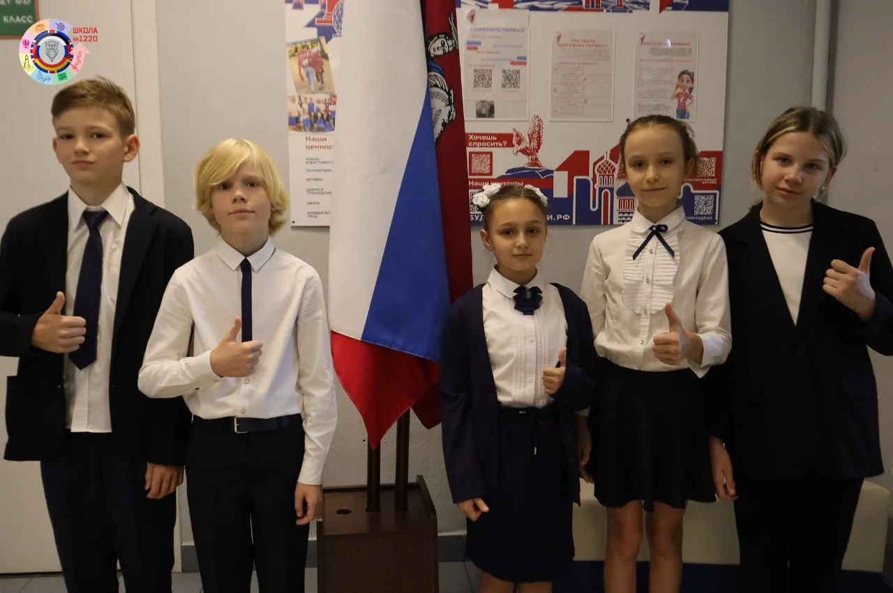 Флаг поднят!  🇷🇺 Понедельник начался с торжественной церемонии поднятия флага Российской Федерации. 