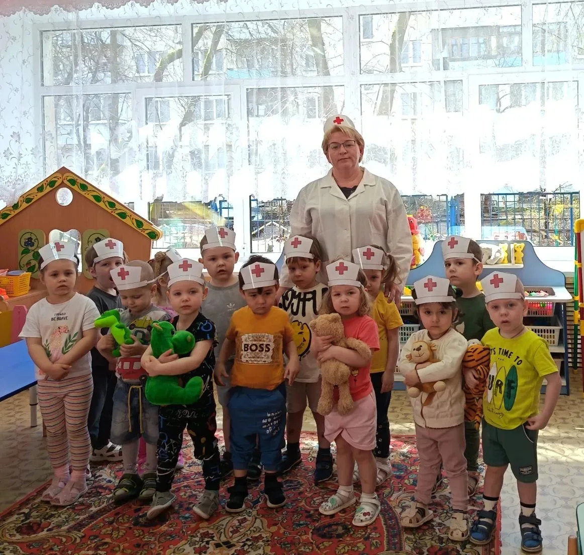 К ребятам группы "Колобок" в гости приходил Доктор Айболит. В игровой форме воспитатель...