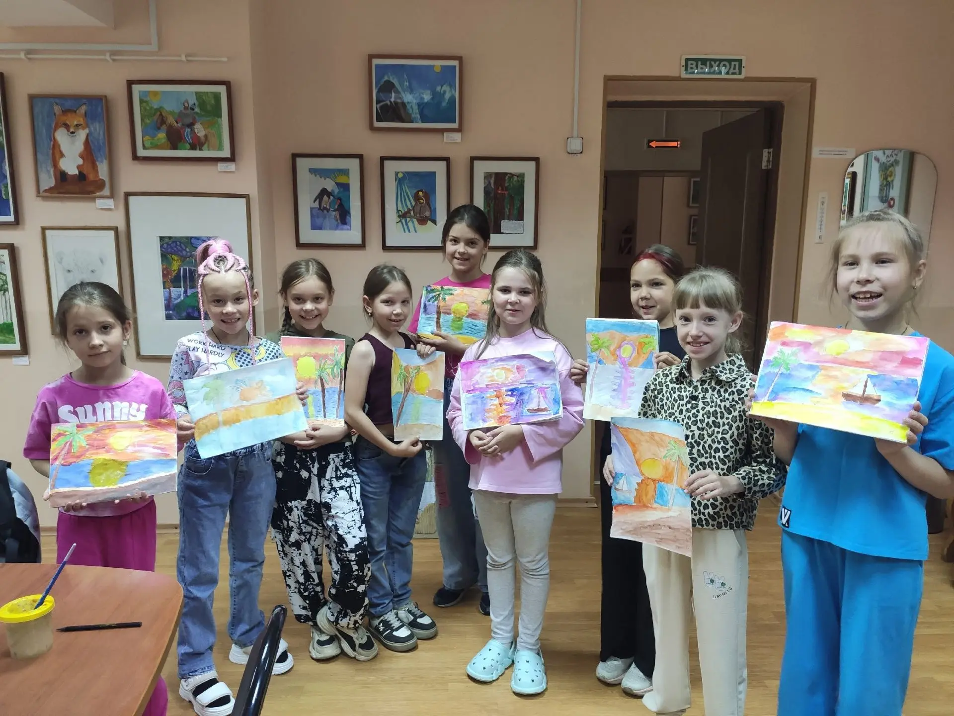 Учащиеся школы № 1 на занятии по программе "Летняя палитра".
Лето бывает разным. В пасмурный день за