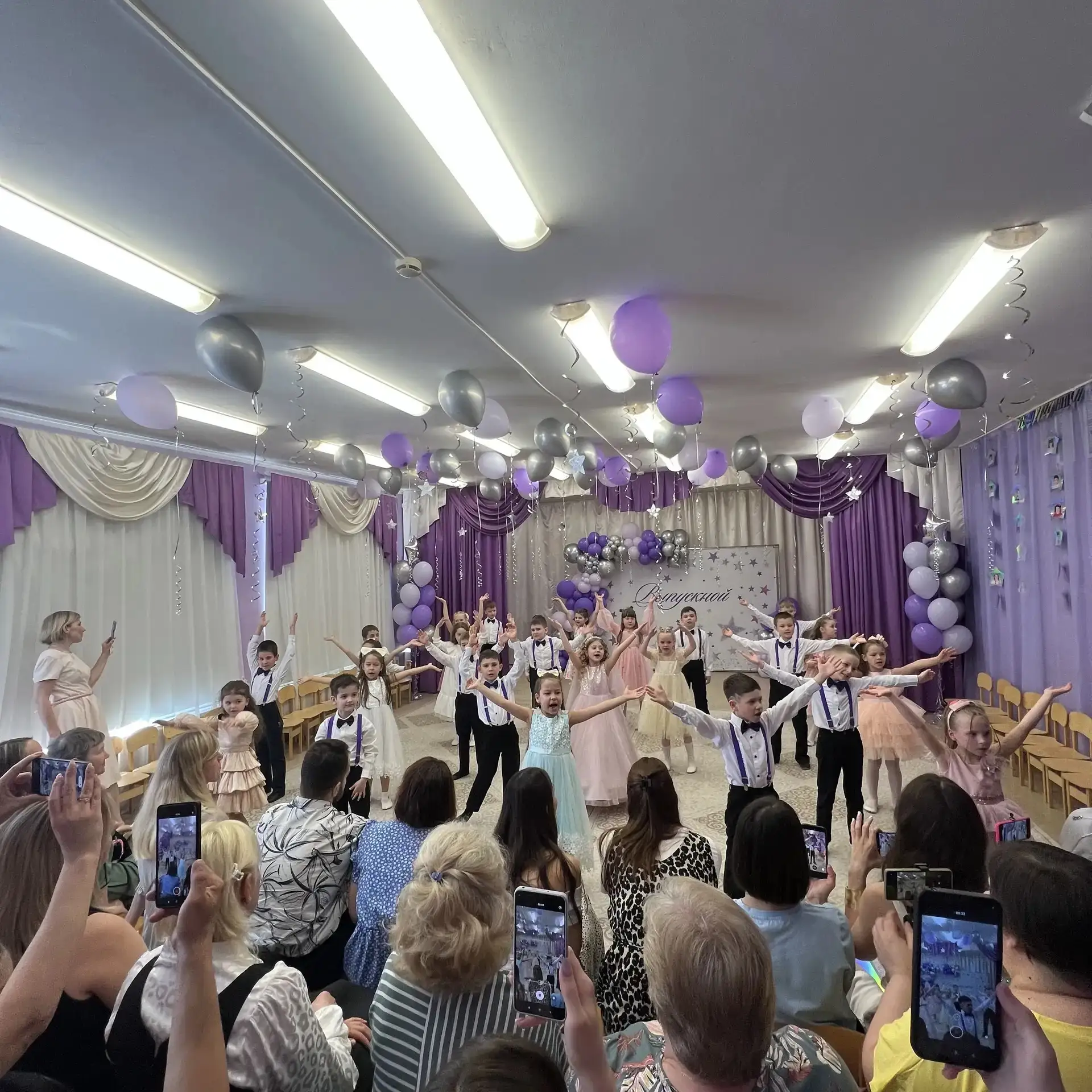 19.05.2026г. - ДО 21 выпускной в подготовительной группе 16  " Звёздочки " Нарядился детский сад- Он