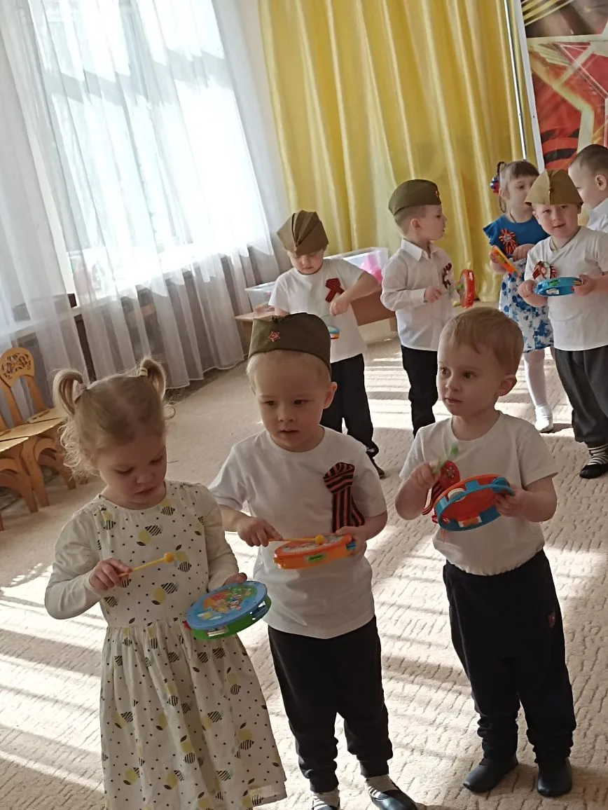 Сегодня с детьми  младших-  средних групп провели праздничные мероприятия, посвящённые ...