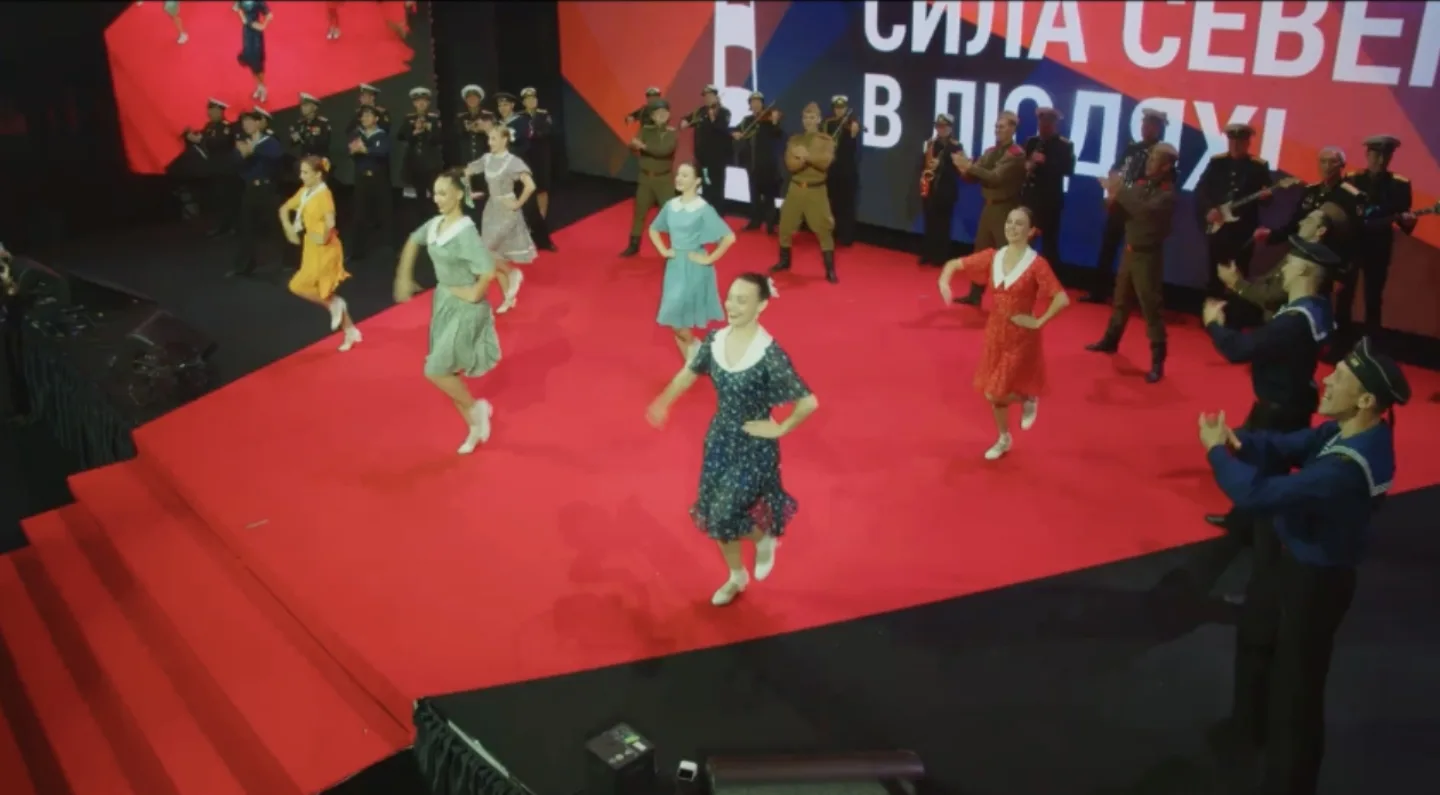 На сцене Ледового дворца ансамбль песни и пляски Краснознаменного Ордена Ушакого Северн...