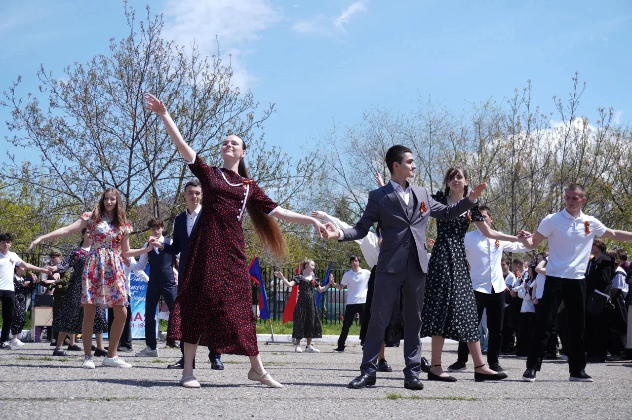 Вальс Победы закружил студентов Лермонтовского колледжа 🎶🕊️